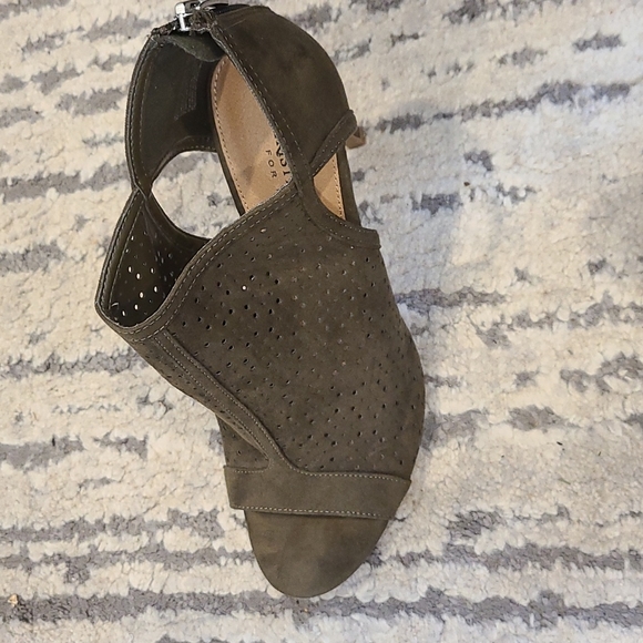 Christian Siriano for Payless olive green heels - Picture 4 of 9